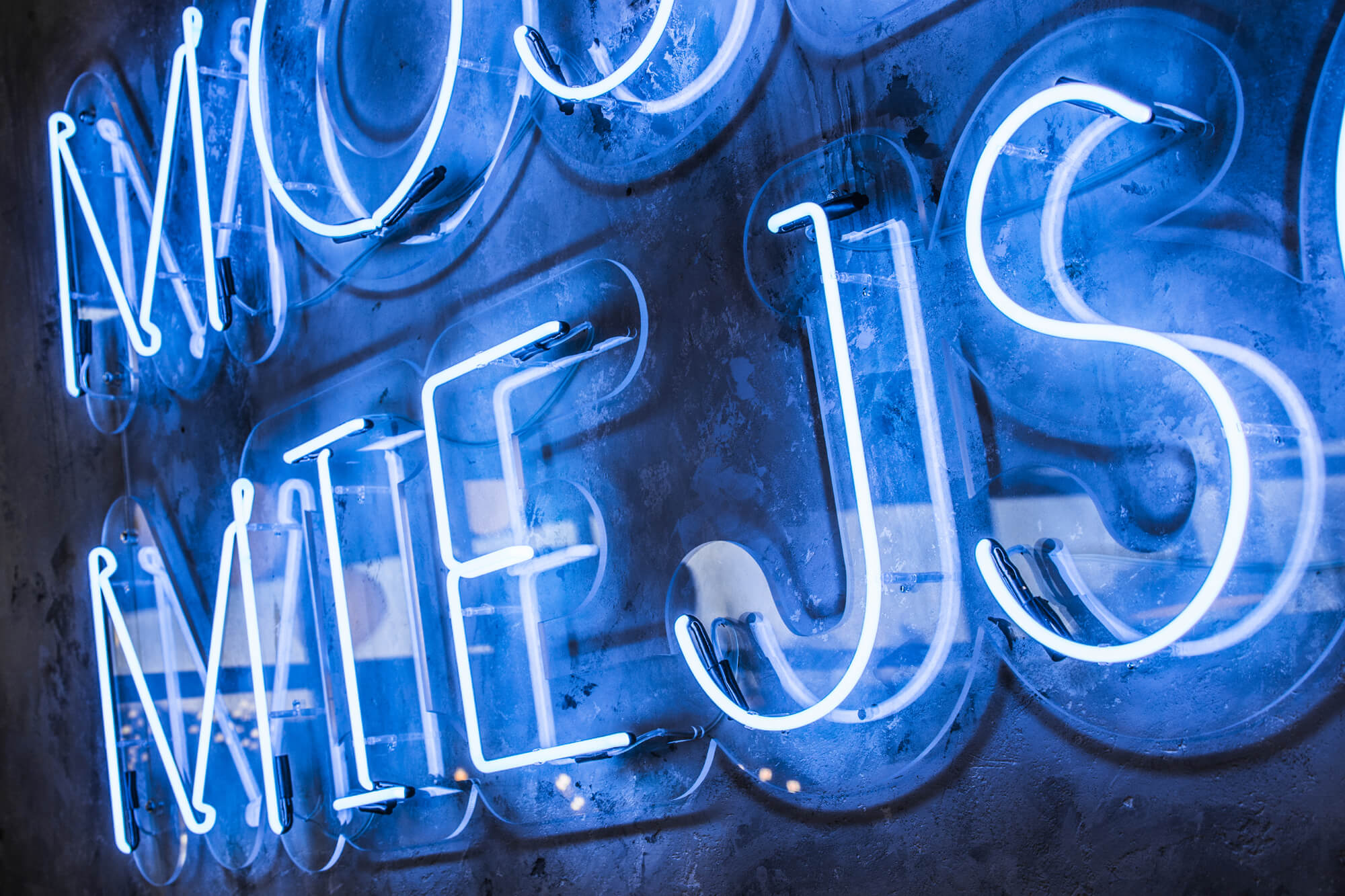 my-place-neon-light-on-a-concrete-wall-neon-interieur-restaurant-reclame-met-neon-logo-reclame-neon-literatuur-neon-order